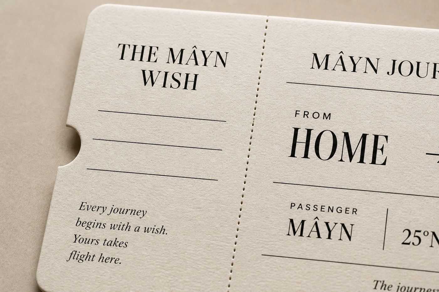 MÂYN — Close-up del boarding pass incluso in ogni scatola